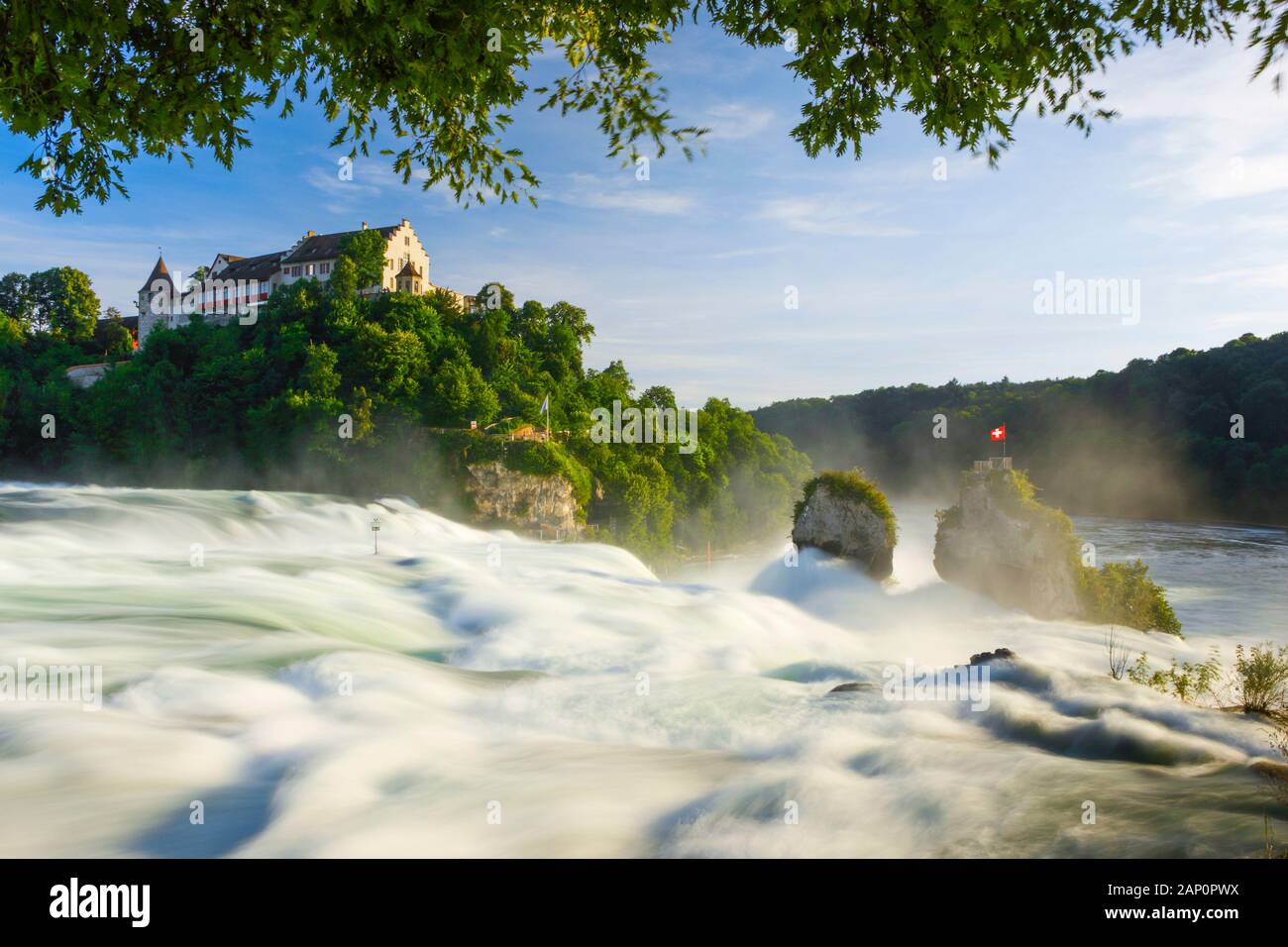 Chutes Du Rhin (Rheinfall) Avec Château De Laufen. Rhin Supérieur, Schaffhausen, Suisse Du Nord Banque D'Images