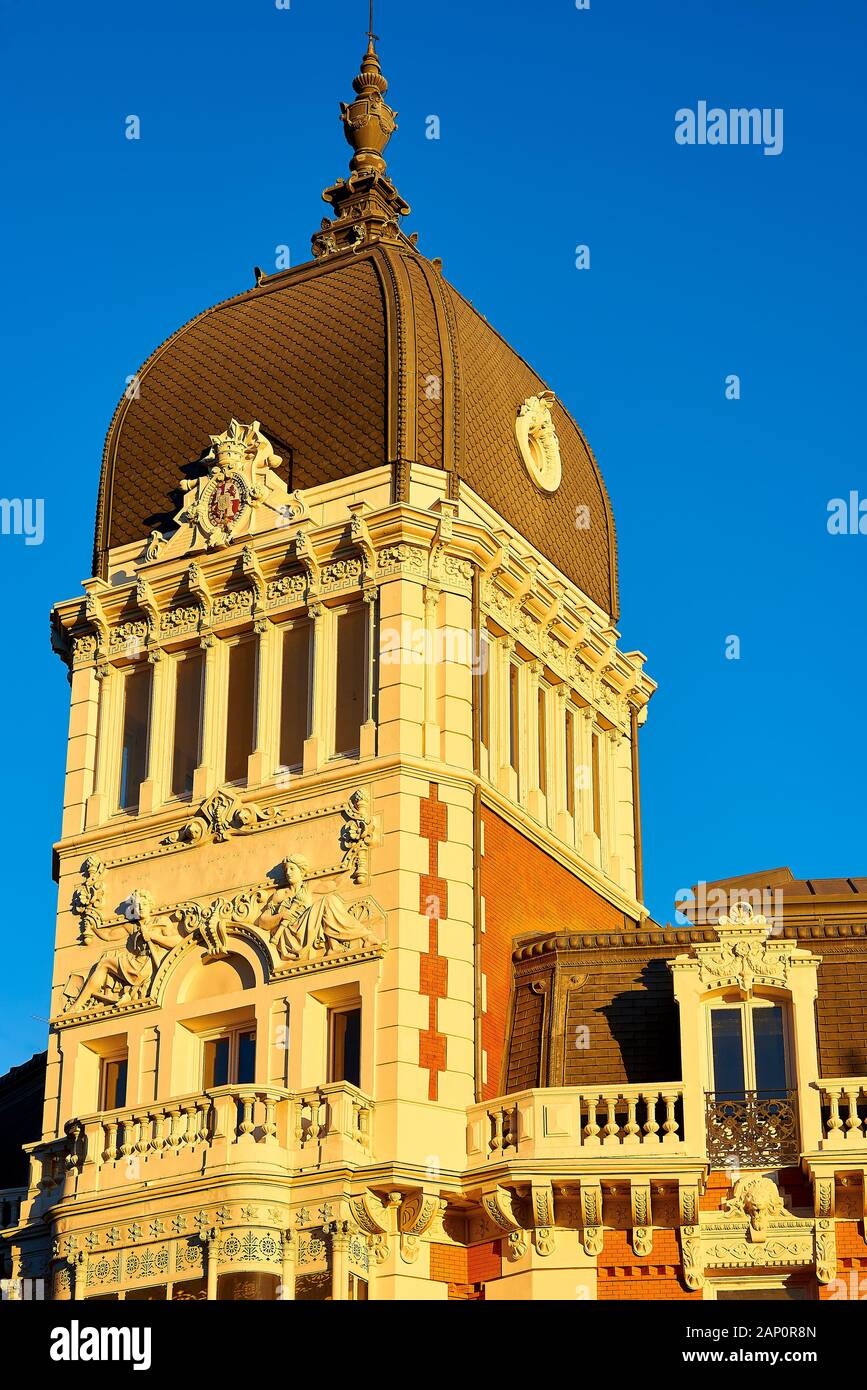 Tour de la Royal Asturian Mining Company bâtiment au coucher du soleil. Siège du Ministère de la culture de la Communauté de Madrid, Espagne. Banque D'Images