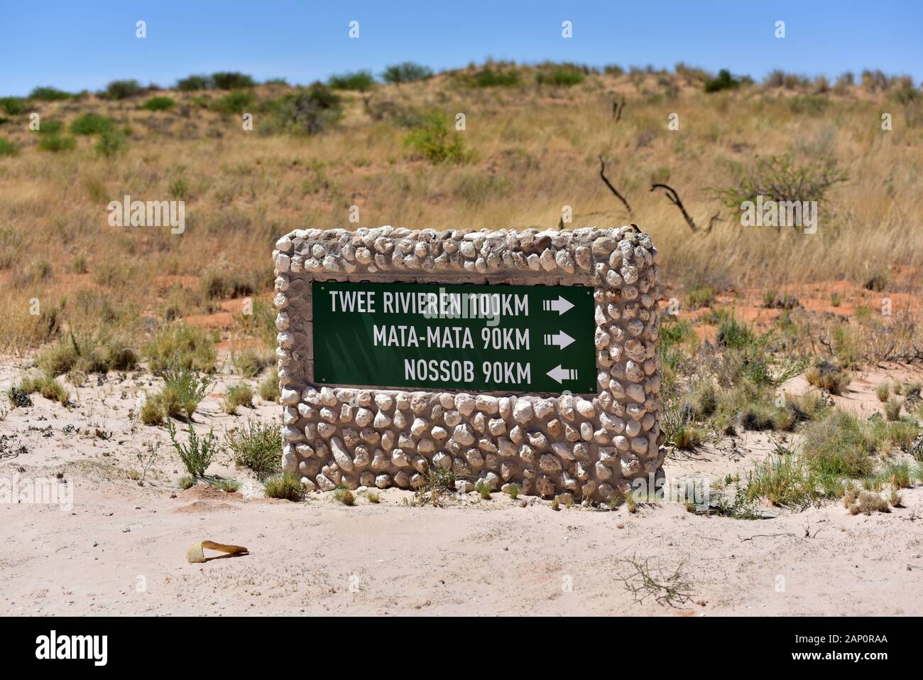 Panneau avec informations sur l'emplacement dans le Parc National de Kgalagadi, basé sur les distances, la taille de la zone de conservation peut être deviné à, prises le 02/23/2019. Le Kgalagadi Transfrontier National Park a été créé en 1999 par fusion de l'Afrique du Sud, Kalahari-Gemsbok National Park et le parc national de Gemsbok au Botswana et est une nature transfrontalière ou réserver dans le désert du Kalahari, avec une surface d'environ 38 000 kilomètres carrés. Le parc est surtout connu pour ses lions, qui peuvent souvent être trouvés là, mais aussi pour de nombreux autres animaux sauvages qui vivent ici. Photo : Matthi Banque D'Images