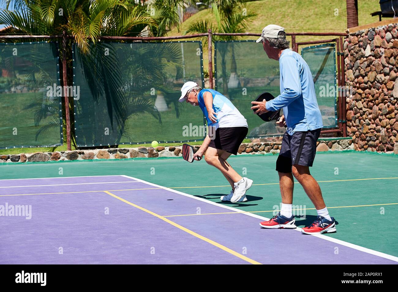 San Juan Cosala joueurs Pickleball, Racquet Club, Jalisco, Mexique. Banque D'Images