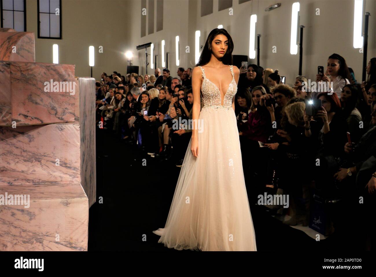 Athènes, Grèce. 12Th Jan, 2020. Le gagnant de (GNTM) Grec Next Top Model 2018 Eirini Kazarian dans une robe de mariage de la créatrice de mode Mairi Mparola grecque au cours de la deuxième journée de l'événement.Trois femmes designers ont uni leurs forces pour présenter leurs créations de mariage à la suite nuptiale d'Athènes la semaine de la mode, Megaron Zappeion. Credit : Helen Paroglou SOPA/Images/ZUMA/Alamy Fil Live News Banque D'Images