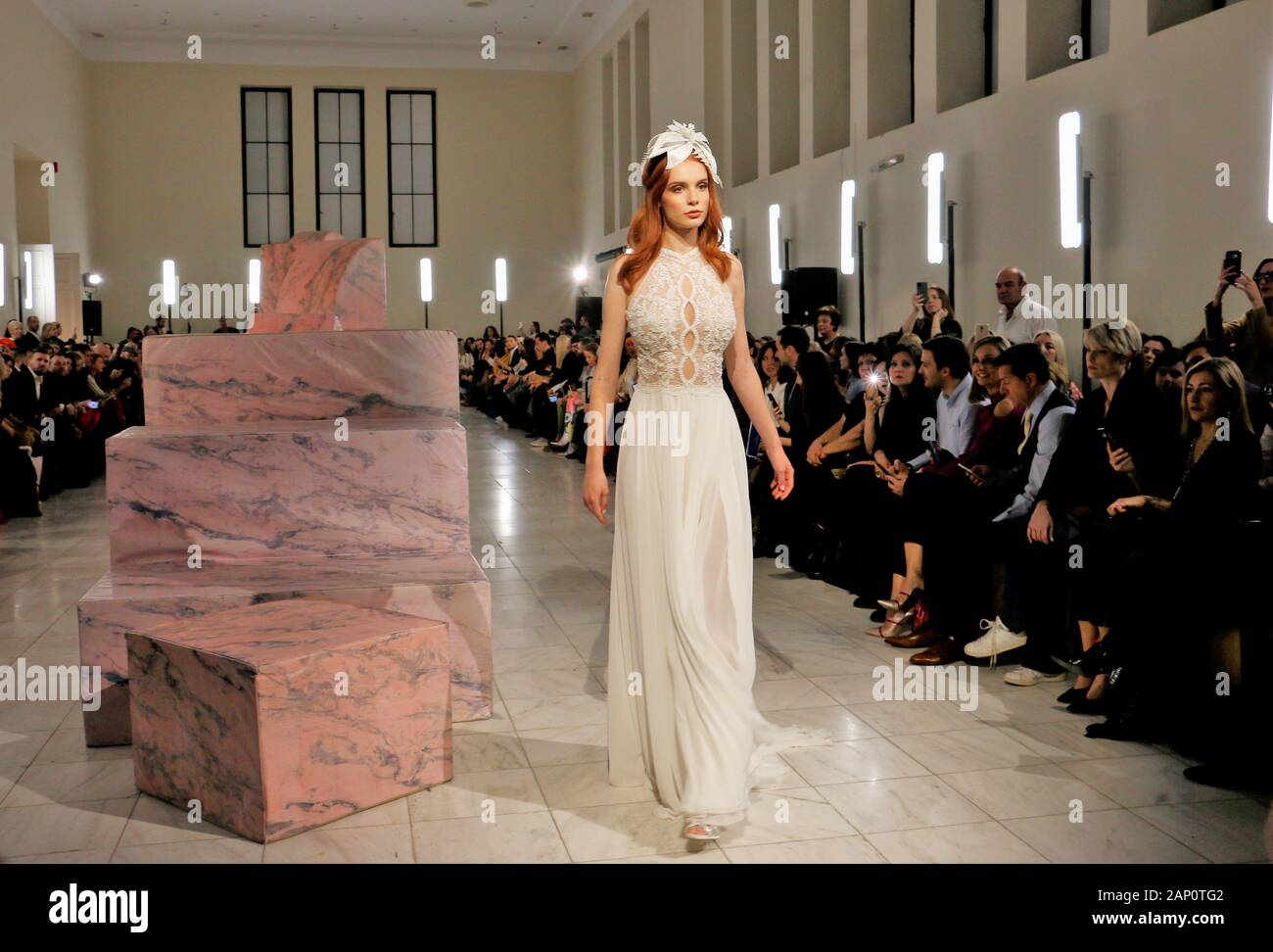 12 janvier 2020, Athènes, Grèce : un modèle de passerelles en robe de mariage de la créatrice de mode Mairi Mparola grecque au cours de la deuxième journée de l'événement..Trois femmes designers ont uni leurs forces pour présenter leurs créations de mariage à la suite nuptiale d'Athènes la semaine de la mode, Megaron Zappeion. (Crédit Image : © Helen Paroglou/SOPA des images à l'aide de Zuma sur le fil) Banque D'Images