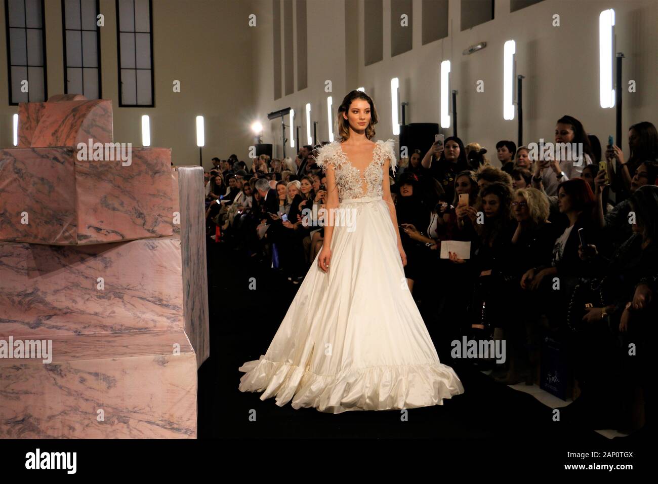 12 janvier 2020, Athènes, Grèce : un modèle de passerelles en robe de mariage de la créatrice de mode Mairi Mparola grecque au cours de la deuxième journée de l'événement..Trois femmes designers ont uni leurs forces pour présenter leurs créations de mariage à la suite nuptiale d'Athènes la semaine de la mode, Megaron Zappeion. (Crédit Image : © Helen Paroglou/SOPA des images à l'aide de Zuma sur le fil) Banque D'Images