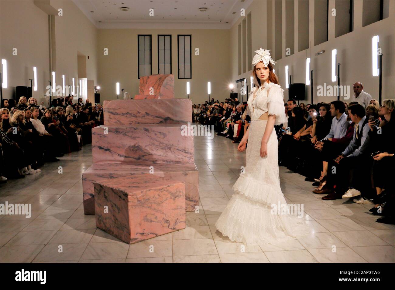 Athènes, Grèce. 12Th Jan, 2020. Un modèle présente une robe de mariage de la styliste grecque Stalo Theodorou durant la deuxième journée de l'événement.Trois femmes designers ont uni leurs forces pour présenter leurs créations de mariage à la suite nuptiale d'Athènes la semaine de la mode, Megaron Zappeion. Credit : Helen Paroglou SOPA/Images/ZUMA/Alamy Fil Live News Banque D'Images