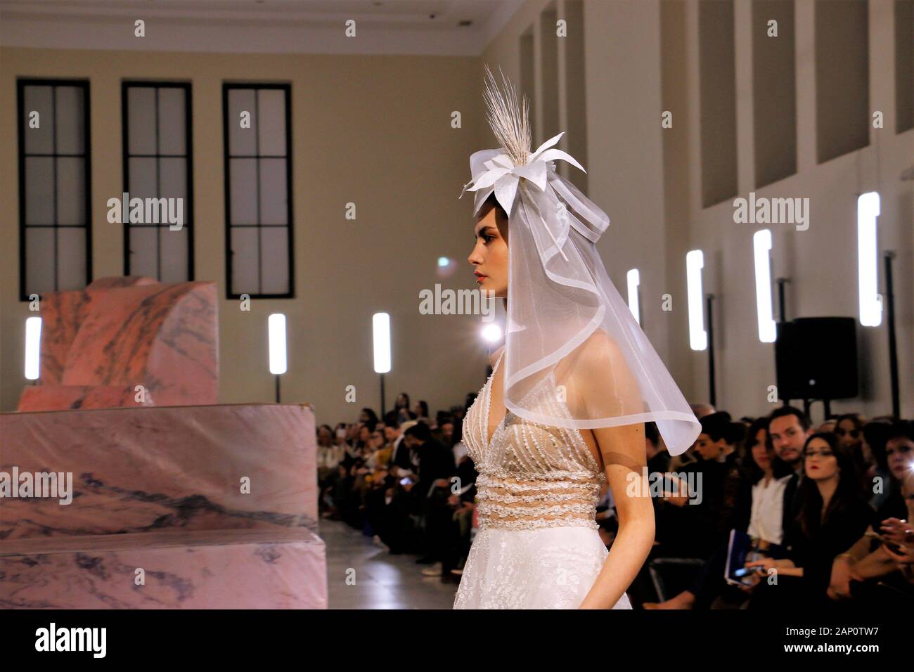 Athènes, Grèce. 12Th Jan, 2020. Un modèle présente une robe de mariage de la styliste grecque Stalo Theodorou durant la deuxième journée de l'événement.Trois femmes designers ont uni leurs forces pour présenter leurs créations de mariage à la suite nuptiale d'Athènes la semaine de la mode, Megaron Zappeion. Credit : Helen Paroglou SOPA/Images/ZUMA/Alamy Fil Live News Banque D'Images