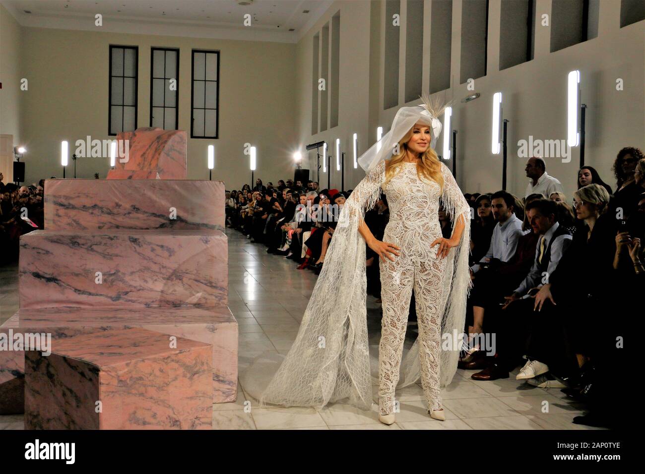 Athènes, Grèce. 12Th Jan, 2020. Le modèle grec central de l'émission porte une robe de mariage unique de la styliste grecque Stalo Theodorou durant la deuxième journée de l'événement.Trois femmes designers ont uni leurs forces pour présenter leurs créations de mariage à la suite nuptiale d'Athènes la semaine de la mode, Megaron Zappeion. Credit : Helen Paroglou SOPA/Images/ZUMA/Alamy Fil Live News Banque D'Images