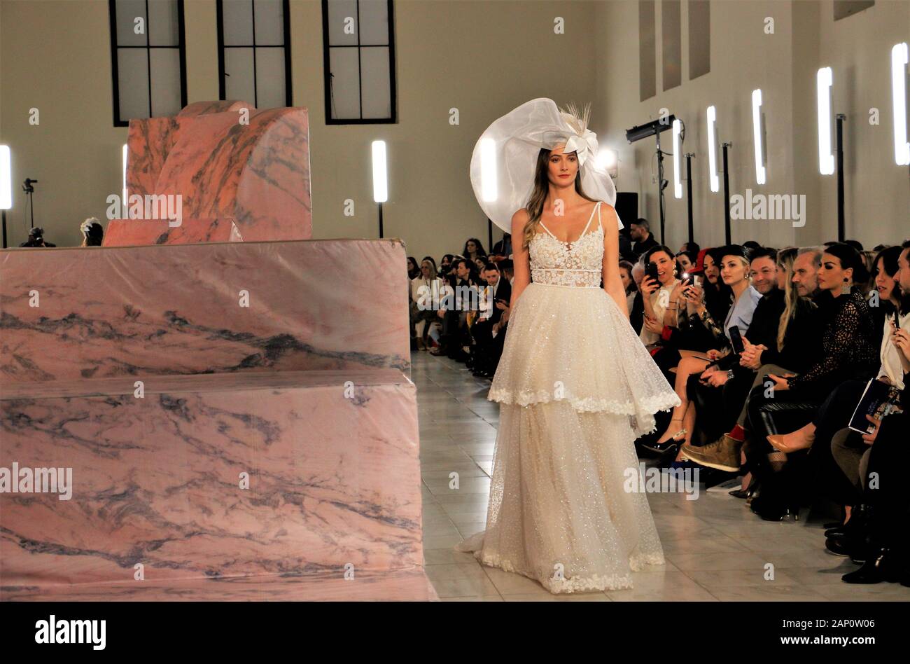 Athènes, Grèce. 12Th Jan, 2020. Un modèle présente une robe de mariage de la styliste grecque Stalo Theodorou durant la deuxième journée de l'événement.Trois femmes designers ont uni leurs forces pour présenter leurs créations de mariage à la suite nuptiale d'Athènes la semaine de la mode, Megaron Zappeion. Credit : Helen Paroglou SOPA/Images/ZUMA/Alamy Fil Live News Banque D'Images