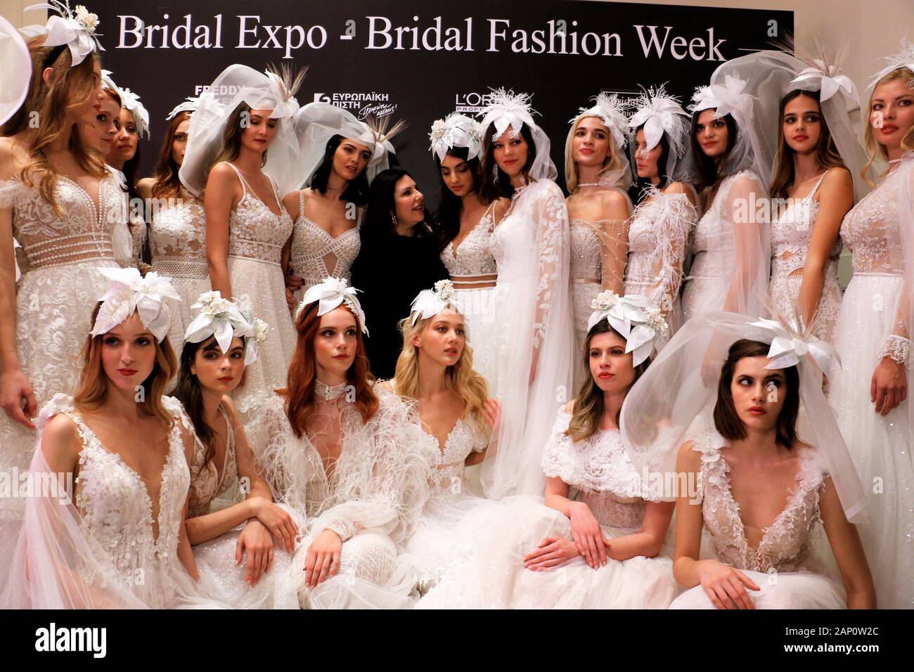 12 janvier 2020, Athènes, Grèce : l'usure des modèles de robes de mariage création de la designer de mode Mairi Mparola grecque au cours de la deuxième journée de l'événement..Trois femmes designers ont uni leurs forces pour présenter leurs créations de mariage à la suite nuptiale d'Athènes la semaine de la mode, Megaron Zappeion. (Crédit Image : © Helen Paroglou/SOPA des images à l'aide de Zuma sur le fil) Banque D'Images