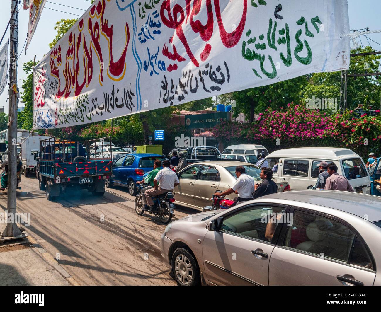 Embouteillages et manifestations devant le club de presse de Lahore Banque D'Images