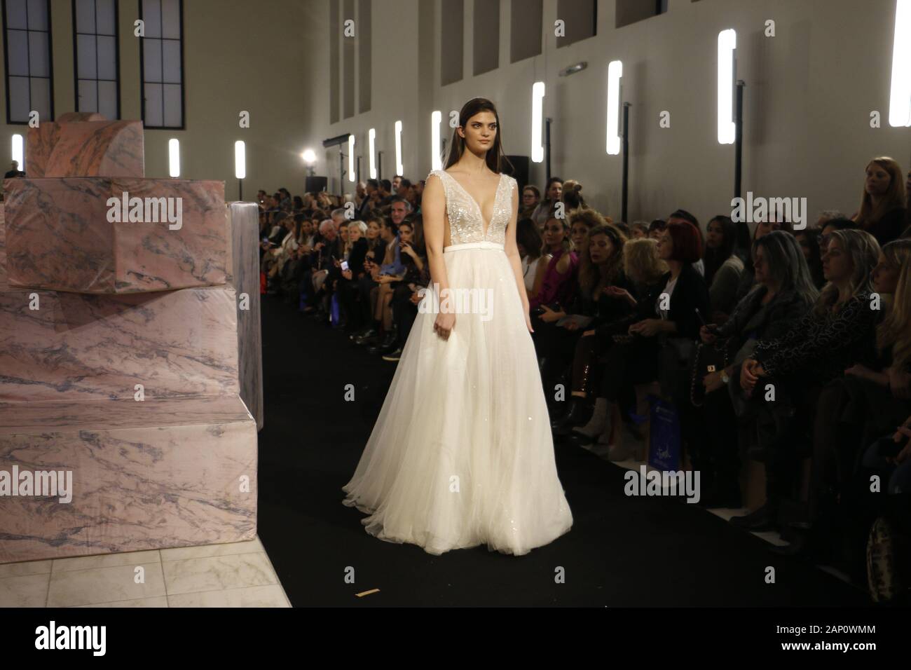 Athènes, Grèce. 12Th Jan, 2020. Un modèle de passerelles en robe de mariage de la créatrice de mode Mairi Mparola grecque au cours de la deuxième journée de l'événement.Trois femmes designers ont uni leurs forces pour présenter leurs créations de mariage à la suite nuptiale d'Athènes la semaine de la mode, Megaron Zappeion. Credit : Helen Paroglou SOPA/Images/ZUMA/Alamy Fil Live News Banque D'Images