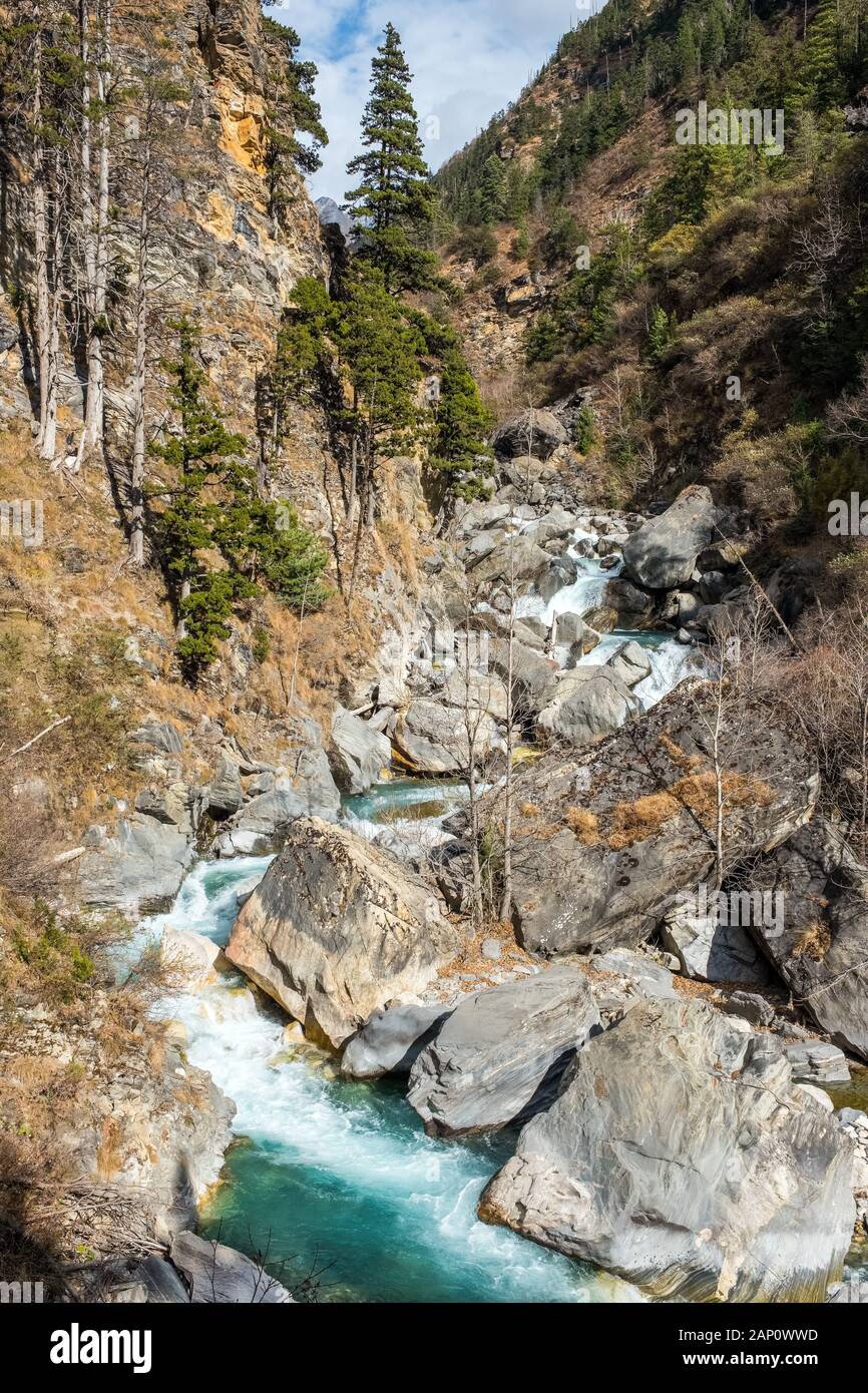 Une gorge de rivière dans la région Himalaya de Dolpo, au Népal sur le thelower Dolpo Trek Banque D'Images