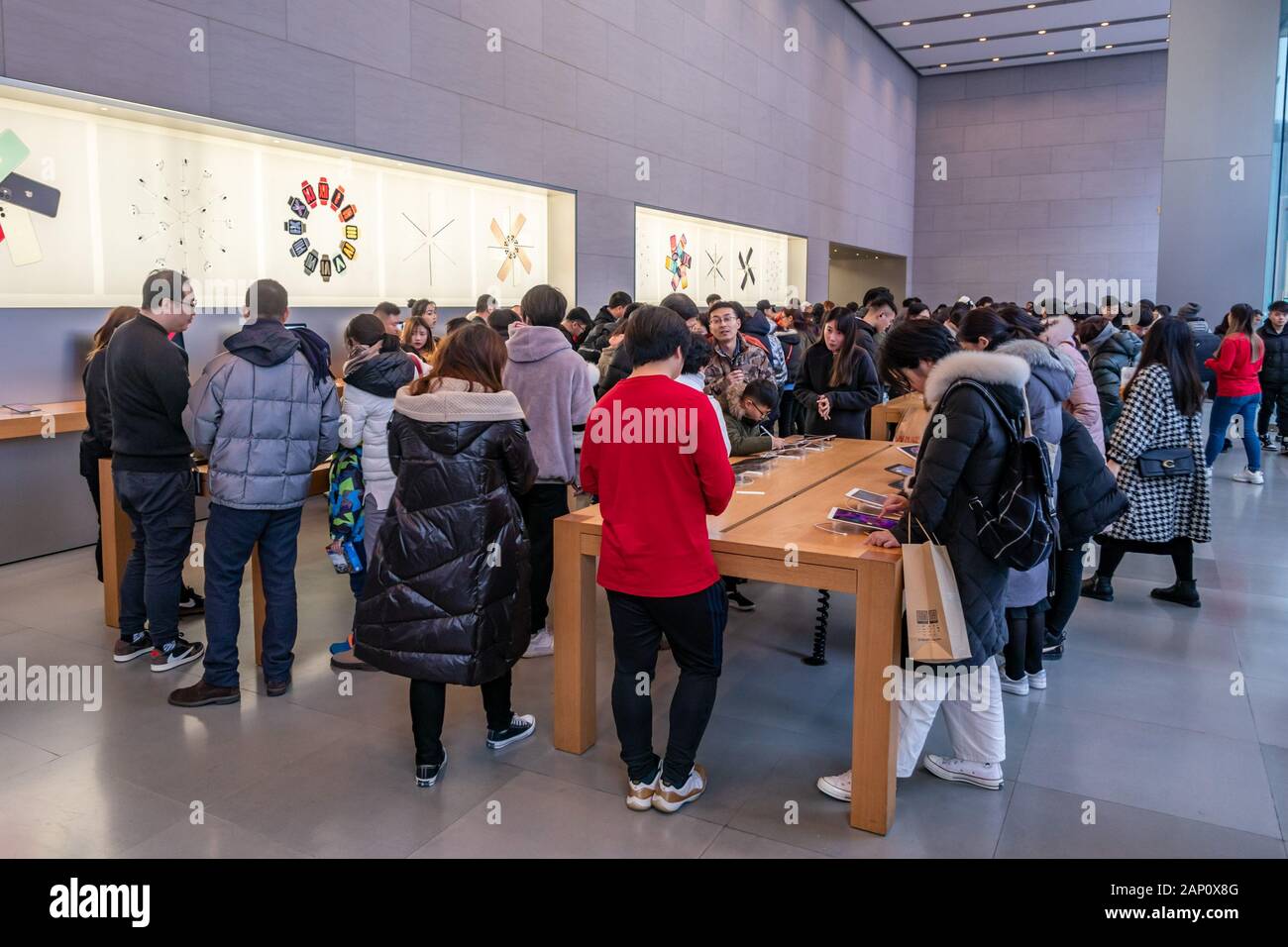 Les clients foule l'Apple Store sur la rue commerçante de Nanjing Road à Shanghai, Chine, le 18 janvier 2020. Banque D'Images Les clients foule l'Apple Store sur la rue commerçante de Nanjing Road à Shanghai, Chine, le 18 janvier 2020. Banque D'Images