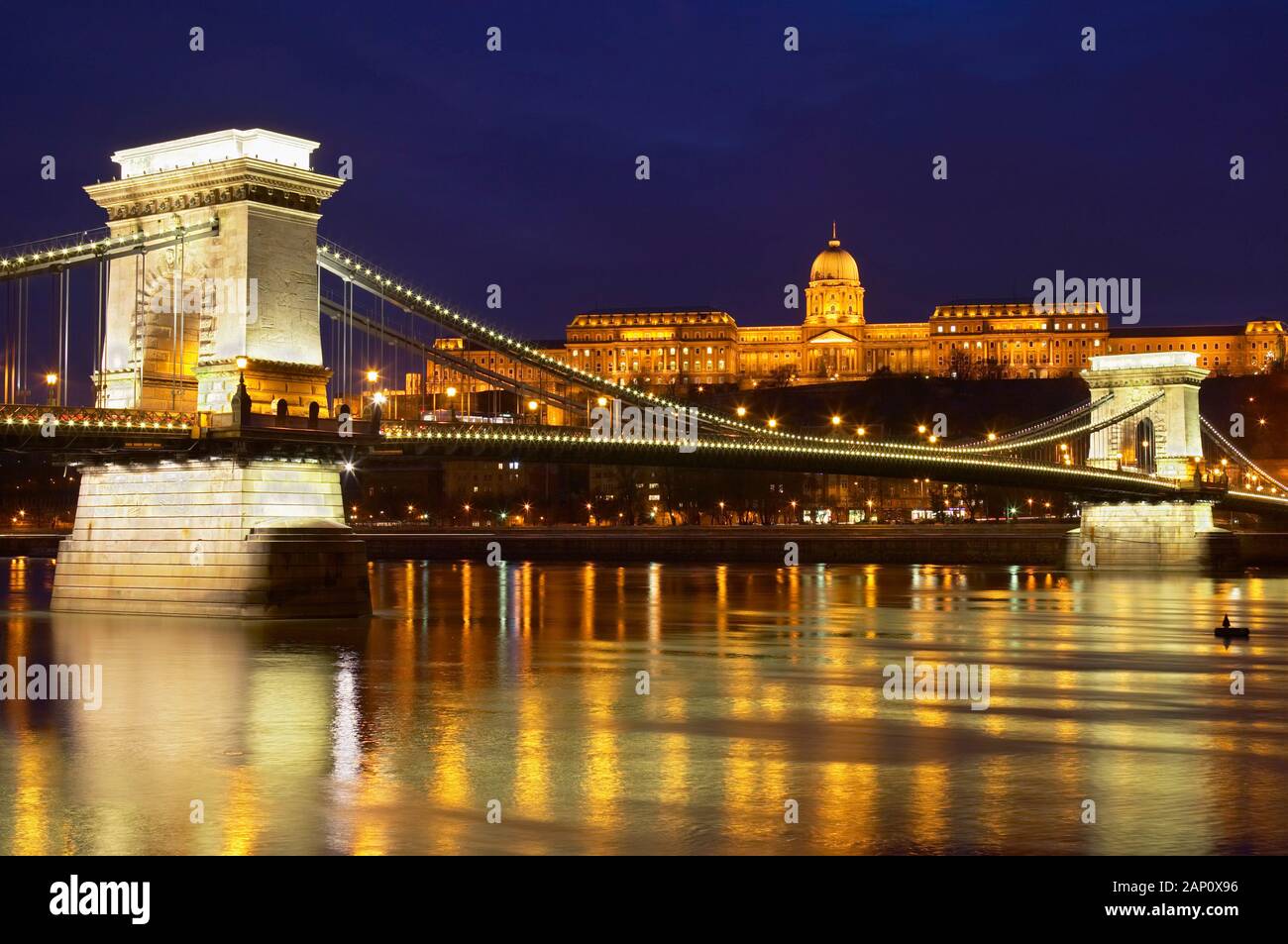 Chain Bridge over River Danube allumé au crépuscule, Budapest, Hongrie Banque D'Images