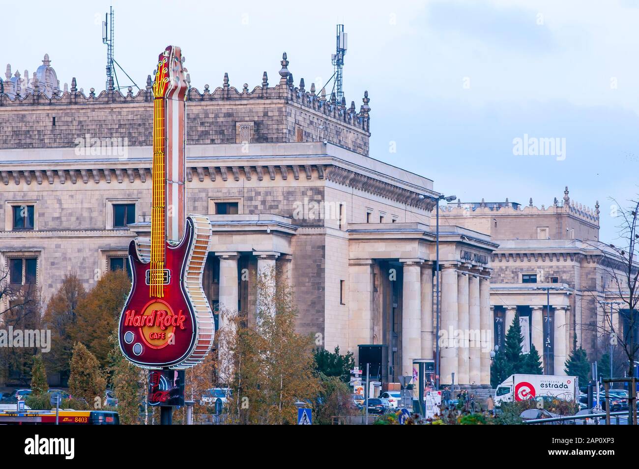 Logo guitare géant Hard Rock Cafe à Varsovie, Pologne Banque D'Images