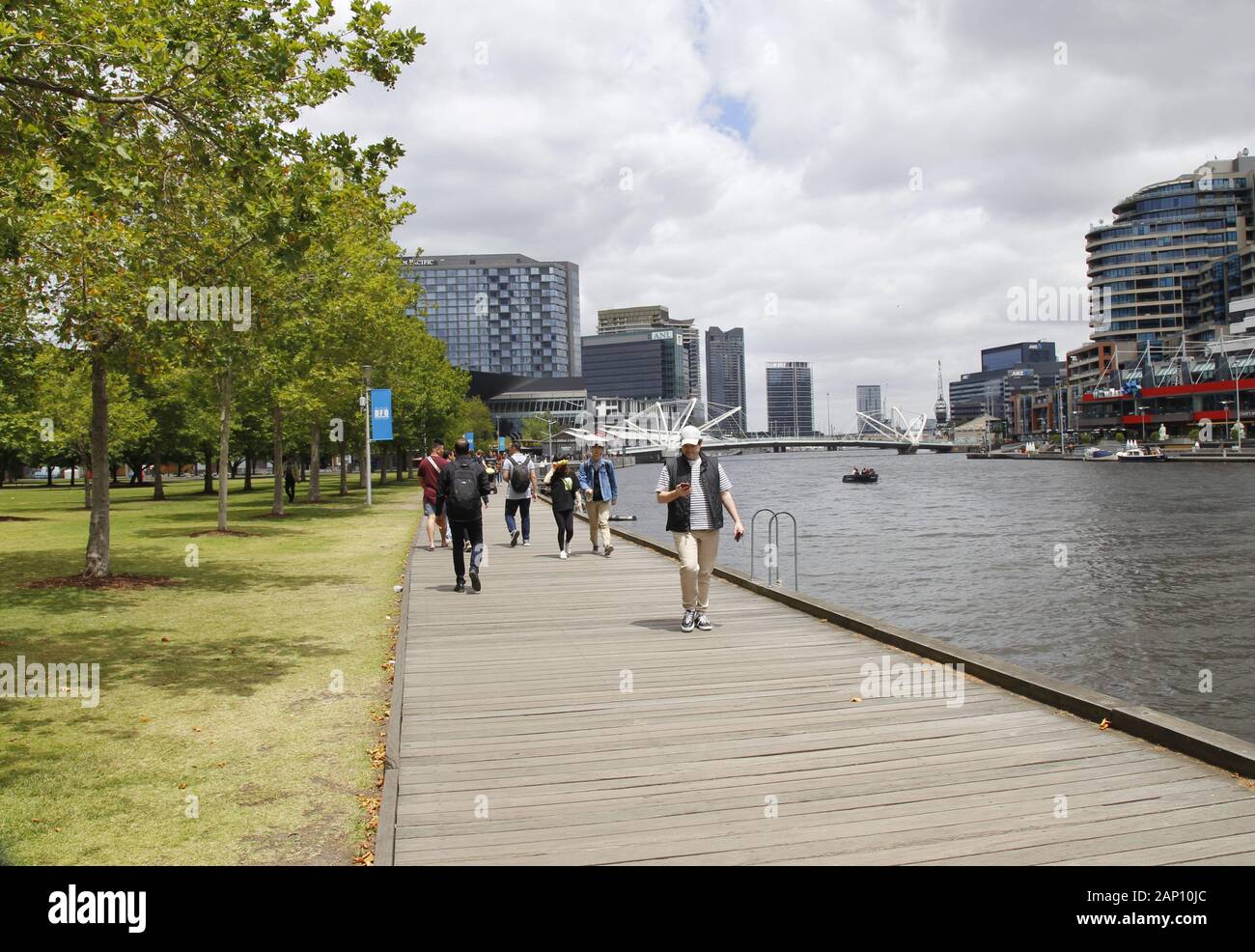 Les touristes sur la promenade du quai sud, la rivière Yarra, Melbourne, Australie Banque D'Images