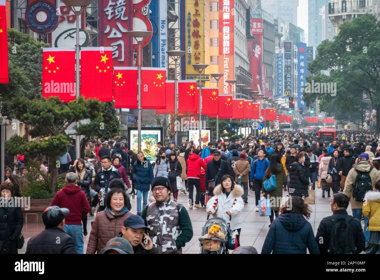 La foule des touristes de la rue commerçante de Nanjing Road avant le Nouvel An chinois ou fête du printemps à Shanghai, Chine, le 18 janvier 2020. Banque D'Images La foule des touristes de la rue commerçante de Nanjing Road avant le Nouvel An chinois ou fête du printemps à Shanghai, Chine, le 18 janvier 2020. Banque D'Images
