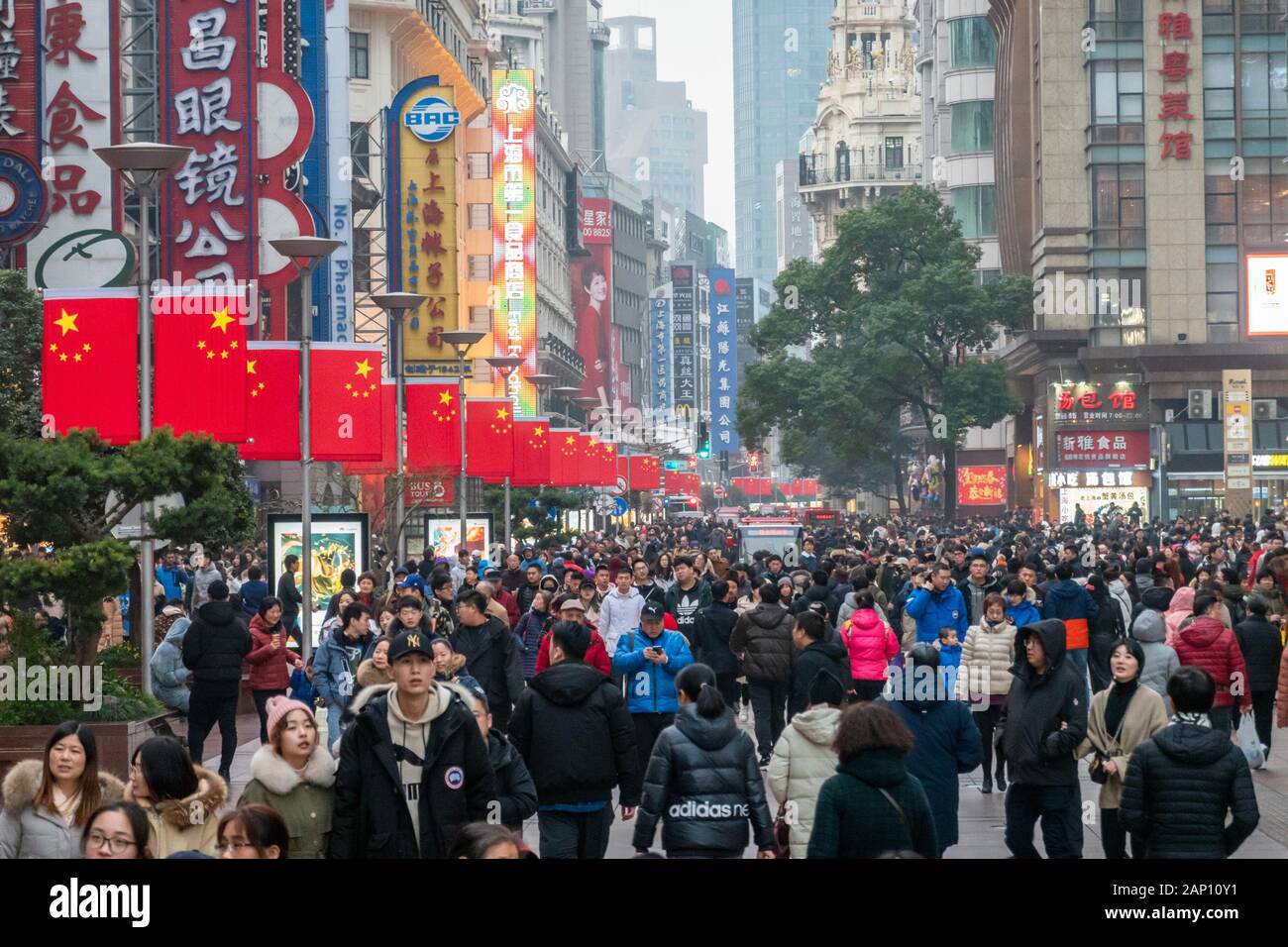 La foule des touristes de la rue commerçante de Nanjing Road avant le Nouvel An chinois ou fête du printemps à Shanghai, Chine, le 18 janvier 2020. Banque D'Images La foule des touristes de la rue commerçante de Nanjing Road avant le Nouvel An chinois ou fête du printemps à Shanghai, Chine, le 18 janvier 2020. Banque D'Images