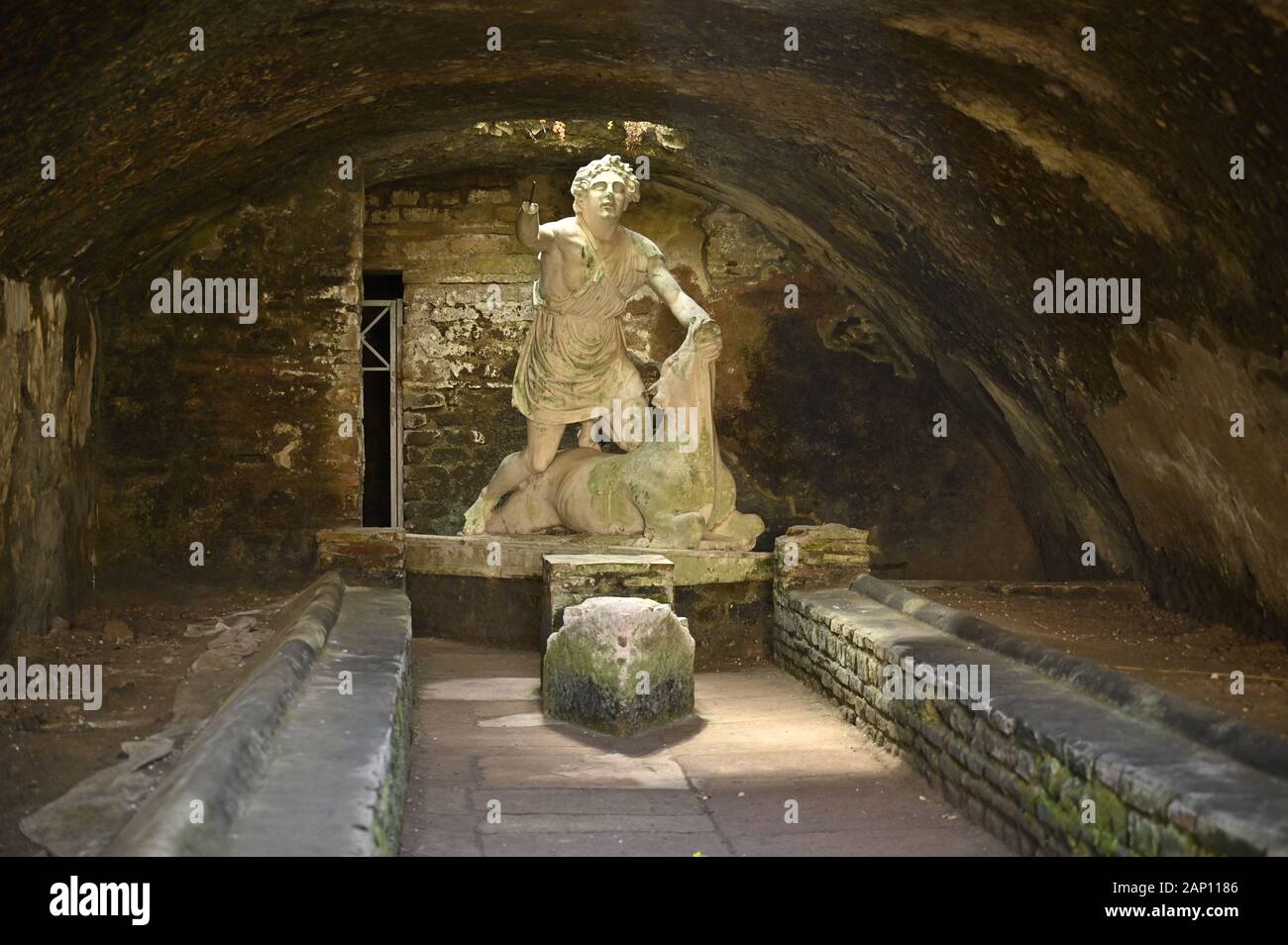 Rome. L'Italie. Ostia Antica. Des bains Mithraeum de Mithra (Mitreo delle Terme del Mitra). À propos de Mithra à tuer le taureau, moulage de l'original 1re Banque D'Images