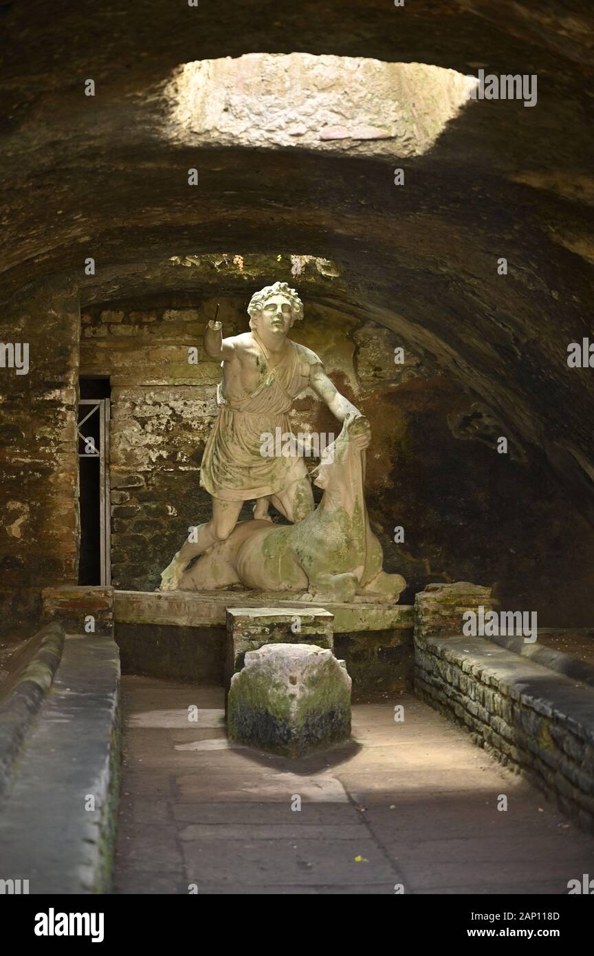 Rome. L'Italie. Ostia Antica. Des bains Mithraeum de Mithra (Mitreo delle Terme del Mitra). À propos de Mithra à tuer le taureau, moulage de l'original 1re Banque D'Images