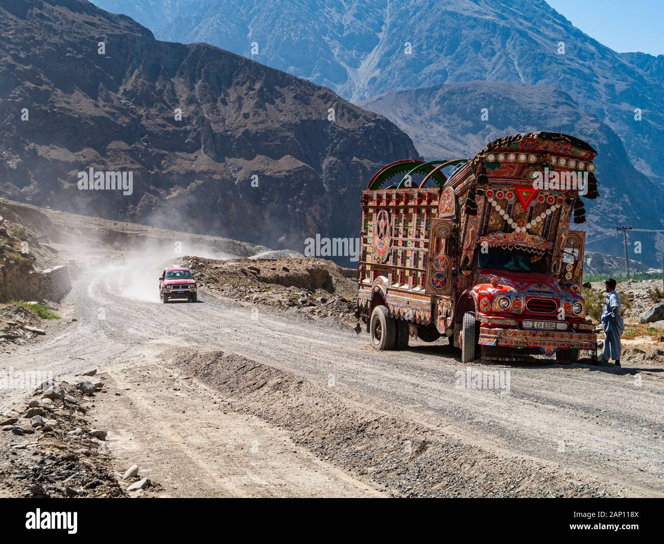 Des camions peints et colorés conduisent sur les routes poussiéreuses de l'autoroute Karakorum Banque D'Images