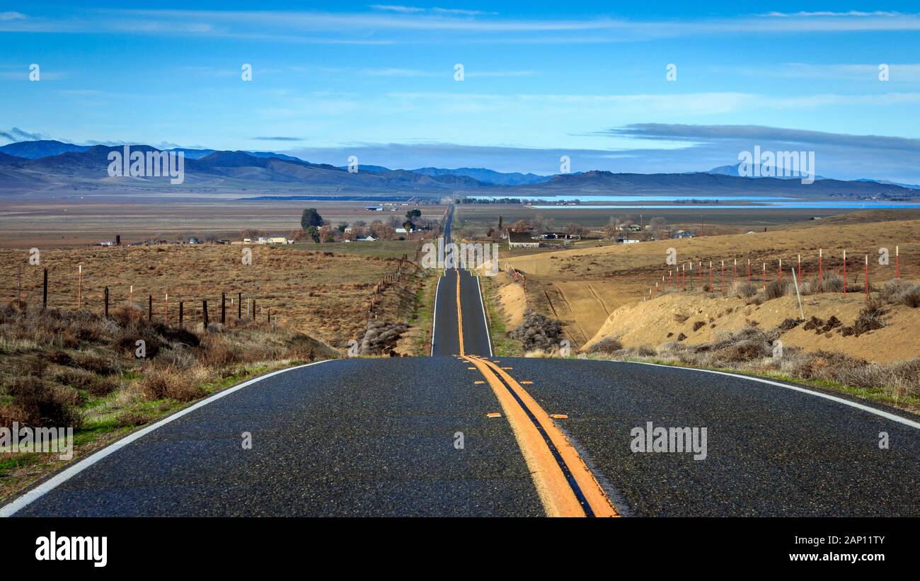 Le Carissa Route 58 dans le sud de la Californie s'étend vers les fermes solaires dans la distance Banque D'Images