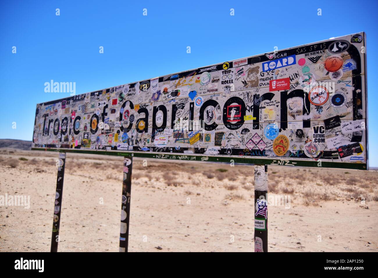 Avec l'autocollant, qui est devenue au fil des ans, colorés que le Tropique du Capricorne fonctionne à ce moment-là, pris sur 01.03.2019. Le tropique du Capricorne est l'un des cinq grandes latitudes, qui sont indiqués sur chaque carte du monde et s'étendre à travers le monde sur chaque planète. Les quatre autres sont le Tropique du Cancer, l'Aquator, et le Cercle arctique à l'amérique du nord et du sud. Photo : Matthias Toedt/dpa-Zentralbild/ZB/photo | Alliance mondiale d'utilisation Banque D'Images