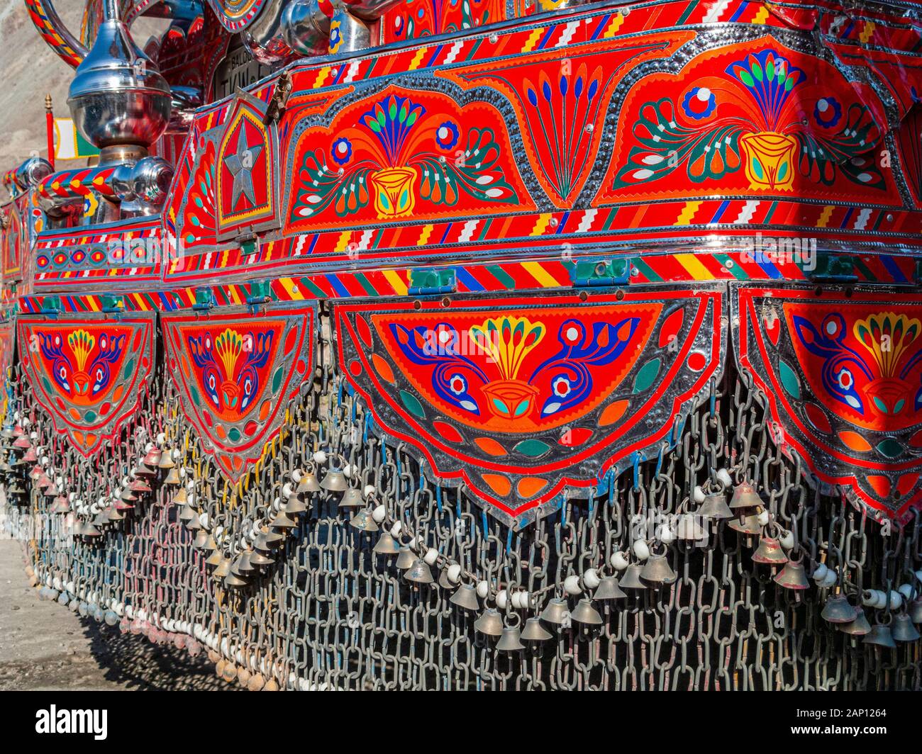 Détail des camions peints et colorés, conduisant sur les routes poussiéreuses de l'autoroute Karakorum Banque D'Images
