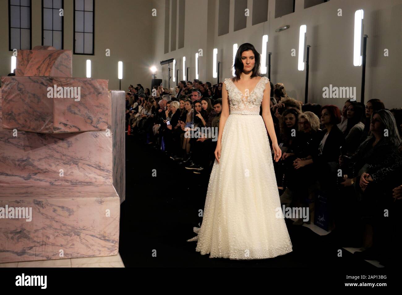 Un modèle de passerelles en robe de mariage de la créatrice de mode Mairi Mparola grecque au cours de la deuxième journée de l'événement.Trois femmes designers ont uni leurs forces pour présenter leurs créations de mariage à la suite nuptiale d'Athènes la semaine de la mode, Megaron Zappeion. Banque D'Images
