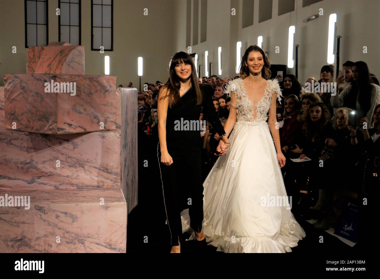 Modèle grec Anna Maria Iliadou et designer Mairy Mparola podium lors de la deuxième journée de l'événement.Trois femmes designers ont uni leurs forces pour présenter leurs créations de mariage à la suite nuptiale d'Athènes la semaine de la mode, Megaron Zappeion. Banque D'Images