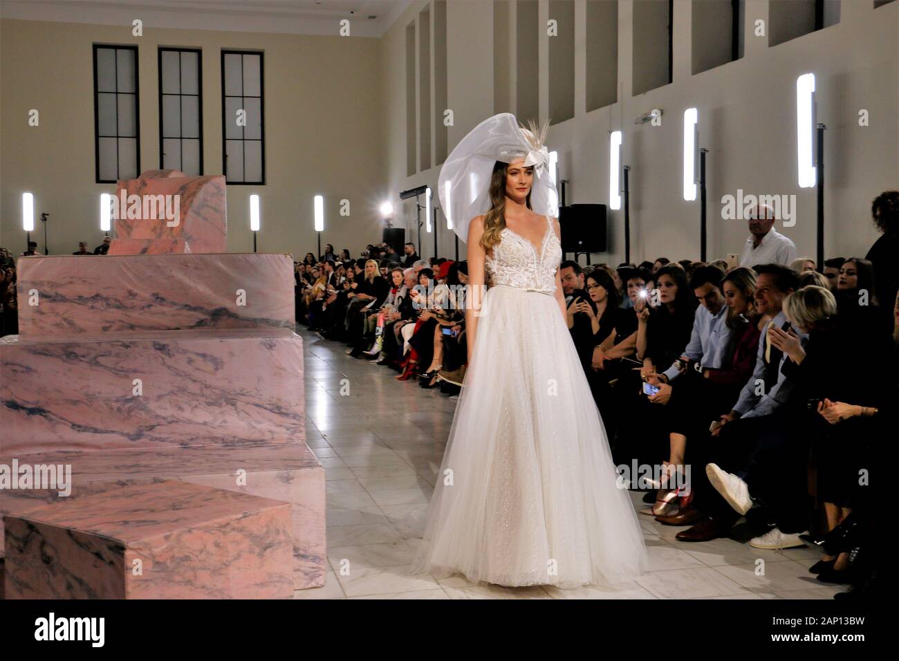 Un modèle présente une robe de mariage de la styliste grecque Stalo Theodorou durant la deuxième journée de l'événement.Trois femmes designers ont uni leurs forces pour présenter leurs créations de mariage à la suite nuptiale d'Athènes la semaine de la mode, Megaron Zappeion. Banque D'Images