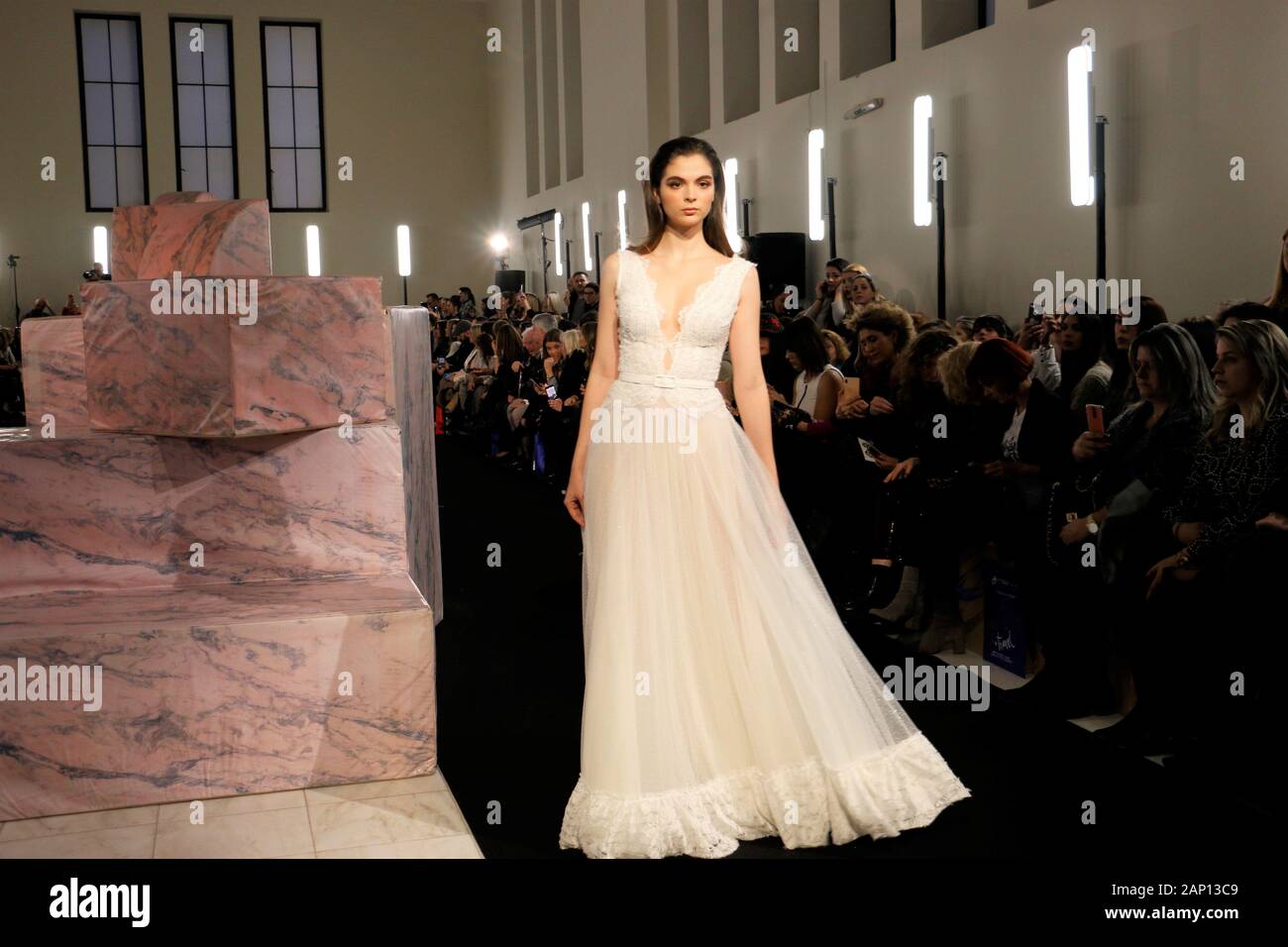 Un modèle de passerelles en robe de mariage de la créatrice de mode Mairi Mparola grecque au cours de la deuxième journée de l'événement.Trois femmes designers ont uni leurs forces pour présenter leurs créations de mariage à la suite nuptiale d'Athènes la semaine de la mode, Megaron Zappeion. Banque D'Images