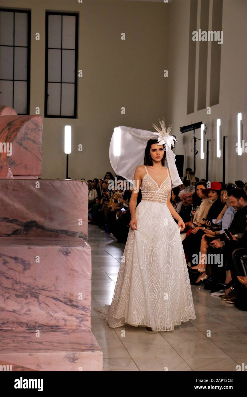 Un modèle présente une robe de mariage de la styliste grecque Stalo Theodorou durant la deuxième journée de l'événement.Trois femmes designers ont uni leurs forces pour présenter leurs créations de mariage à la suite nuptiale d'Athènes la semaine de la mode, Megaron Zappeion. Banque D'Images