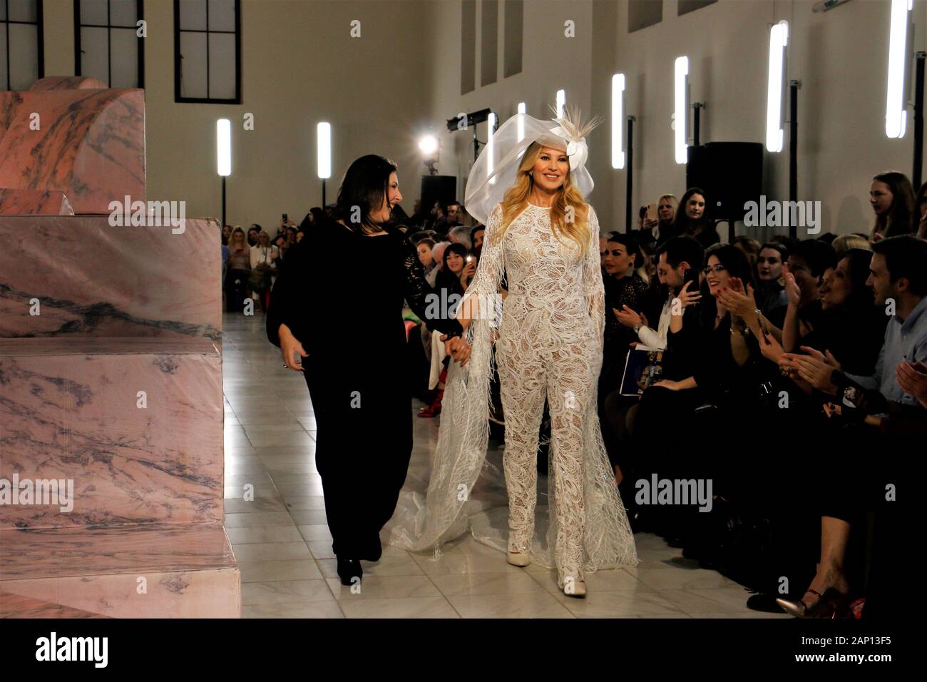 Le modèle central et le designer grec Stalo Theodorou met en valeur son design de mode au cours de la deuxième journée de l'événement.Trois femmes designers ont uni leurs forces pour présenter leurs créations de mariage à la suite nuptiale d'Athènes la semaine de la mode, Megaron Zappeion. Banque D'Images