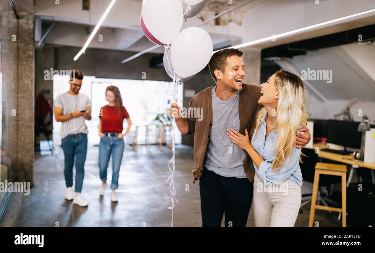 Collègues fêter un anniversaire au bureau Banque D'Images