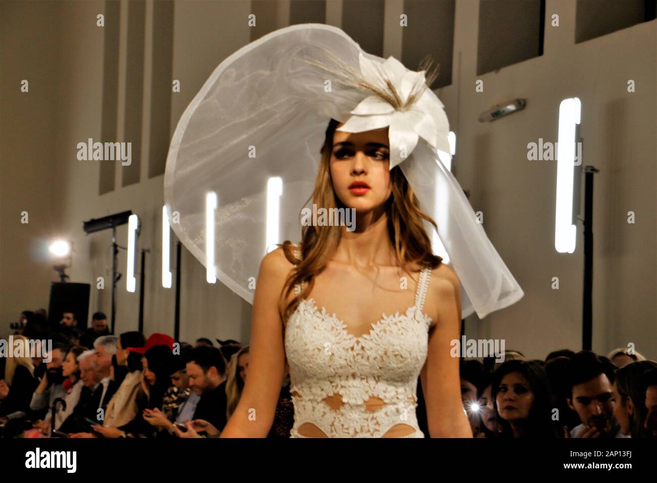 Un modèle présente une robe de mariage de la styliste grecque Stalo Theodorou durant la deuxième journée de l'événement.Trois femmes designers ont uni leurs forces pour présenter leurs créations de mariage à la suite nuptiale d'Athènes la semaine de la mode, Megaron Zappeion. Banque D'Images