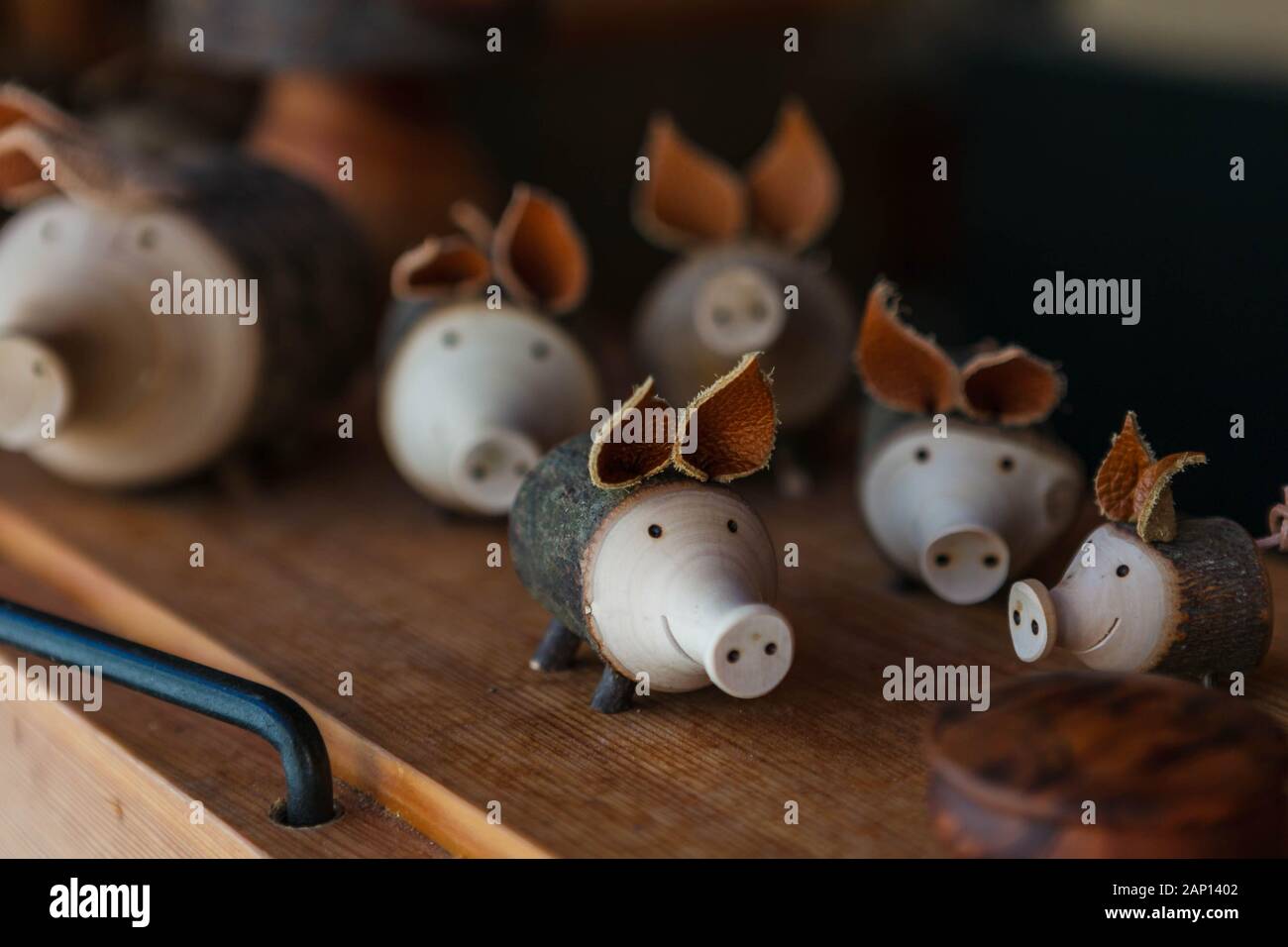 L'Autriche, Hallstatt, le 1 août, 2011 : travail du bois des porcs dans la vitrine. Banque D'Images