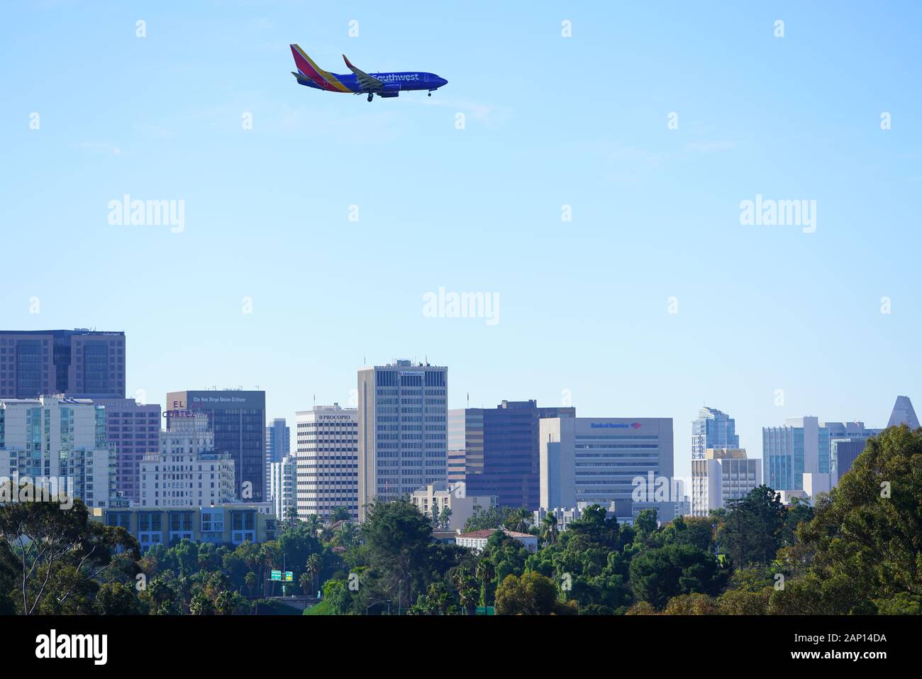 SAN DIEGO, CA - 5 JAN 2020- Vue d'un avion Boeing 737 de Southwest Airlines (WN) survolant le centre-ville de San Diego et le Parc Balboa à San Diego, Cal Banque D'Images