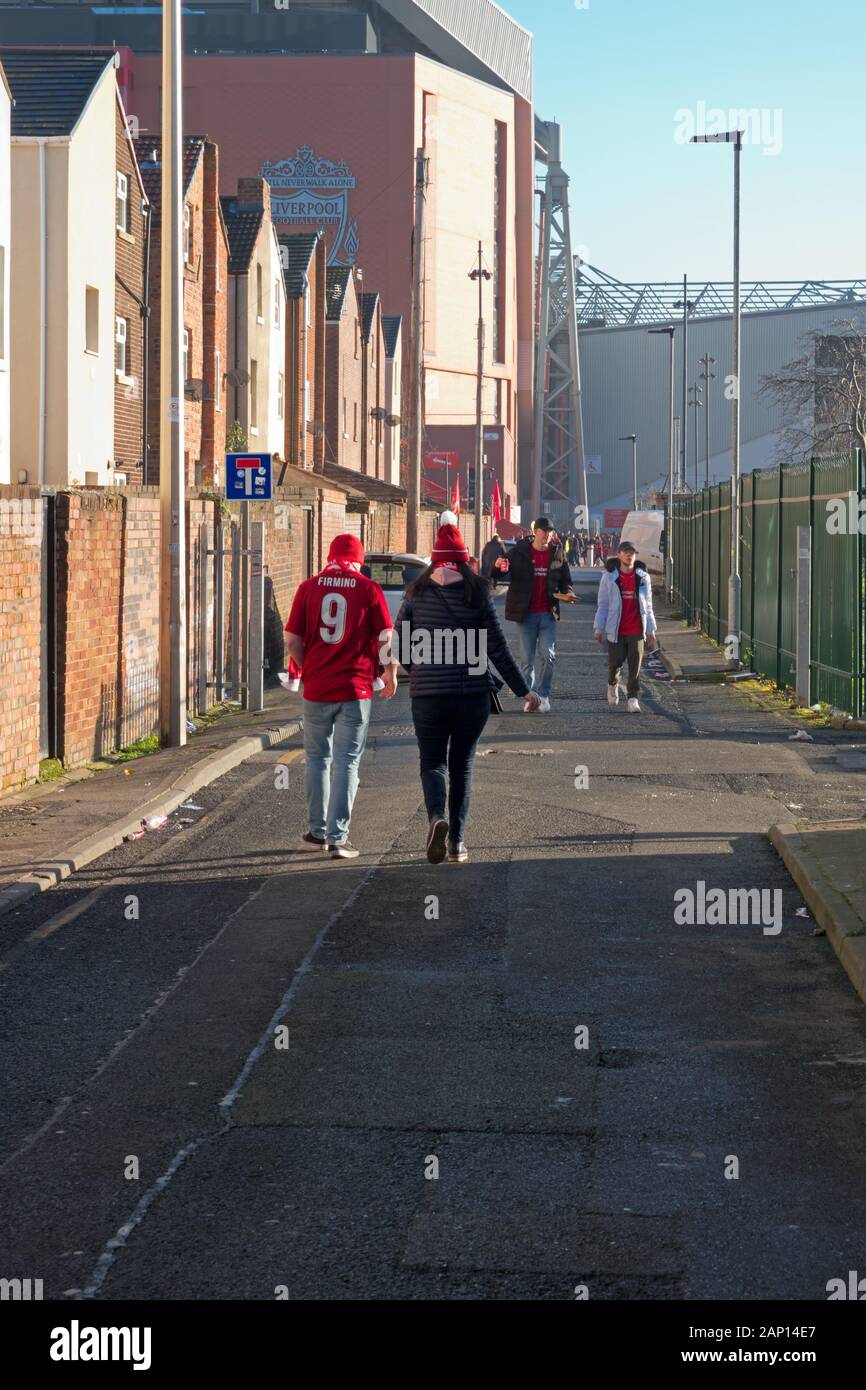 Supporters de Liverpool aller au match à Anfield Banque D'Images