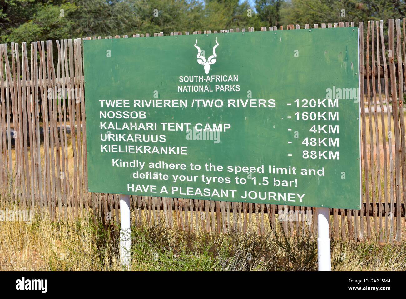 Signer avec informations sur l'emplacement dans le Parc National de Kgalagadi, basé sur les distances, la taille de la réserve naturelle peut être deviné à, prise le 23.02.2019. Le Kgalagadi Transfrontier National Park a été créé en 1999 par fusion de l'Afrique du Sud, Kalahari-Gemsbok National Park et le parc national de Gemsbok au Botswana et est une nature transfrontalière ou réserver dans le désert du Kalahari, avec une surface d'environ 38 000 kilomètres carrés. Le parc est surtout connu pour ses lions, qui peuvent souvent être trouvés là, mais aussi pour de nombreux autres animaux sauvages qui vivent ici. Photo : Matthias orteils, Banque D'Images