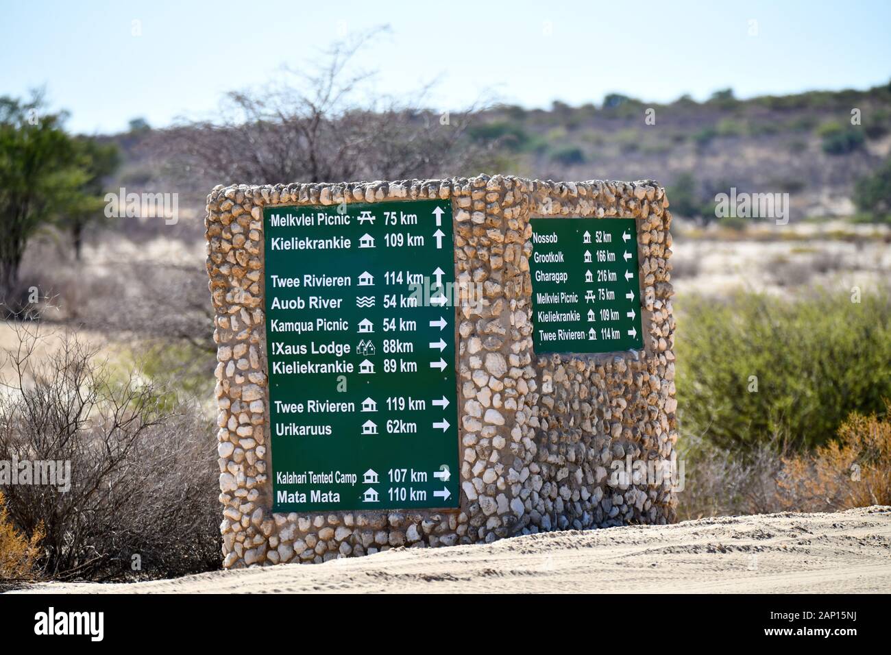 Panneau avec informations sur l'emplacement dans le Parc National de Kgalagadi, basé sur les distances, la taille de la zone de conservation peut être deviné à, prises le 02/23/2019. Le Kgalagadi Transfrontier National Park a été créé en 1999 par fusion de l'Afrique du Sud, Kalahari-Gemsbok National Park et le parc national de Gemsbok au Botswana et est une nature transfrontalière ou réserver dans le désert du Kalahari, avec une surface d'environ 38 000 kilomètres carrés. Le parc est surtout connu pour ses lions, qui peuvent souvent être trouvés là, mais aussi pour de nombreux autres animaux sauvages qui vivent ici. Photo : Matthi Banque D'Images