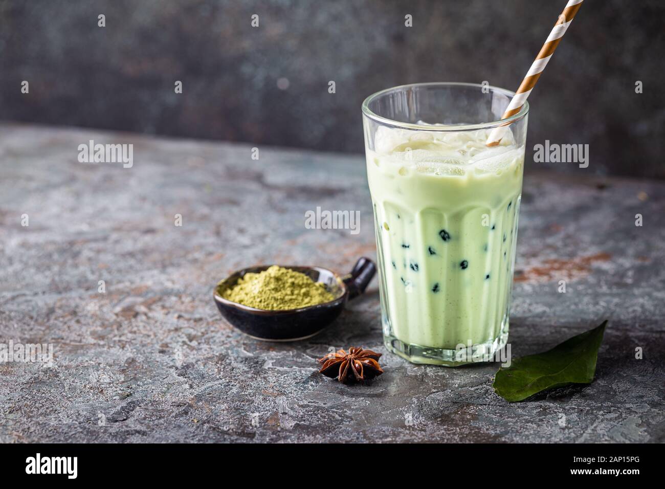 Bubble tea Matcha avec perles de tapioca dans des grands verres Banque D'Images