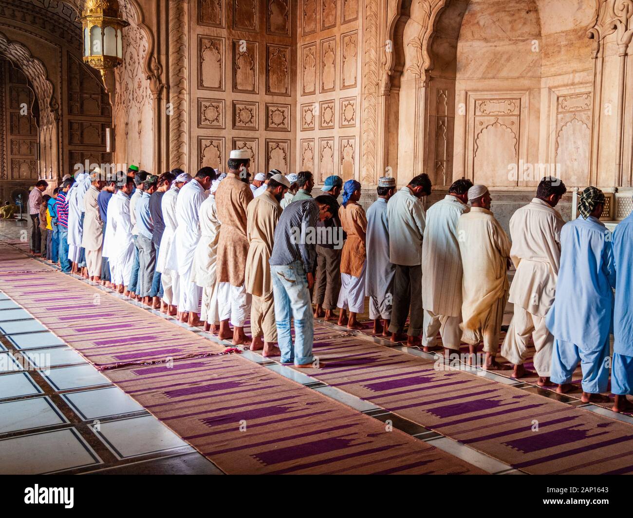 Des musulmans priant à l'intérieur de Jama Mashid à Lahore, l'une des plus grandes mosquées d'Asie Banque D'Images