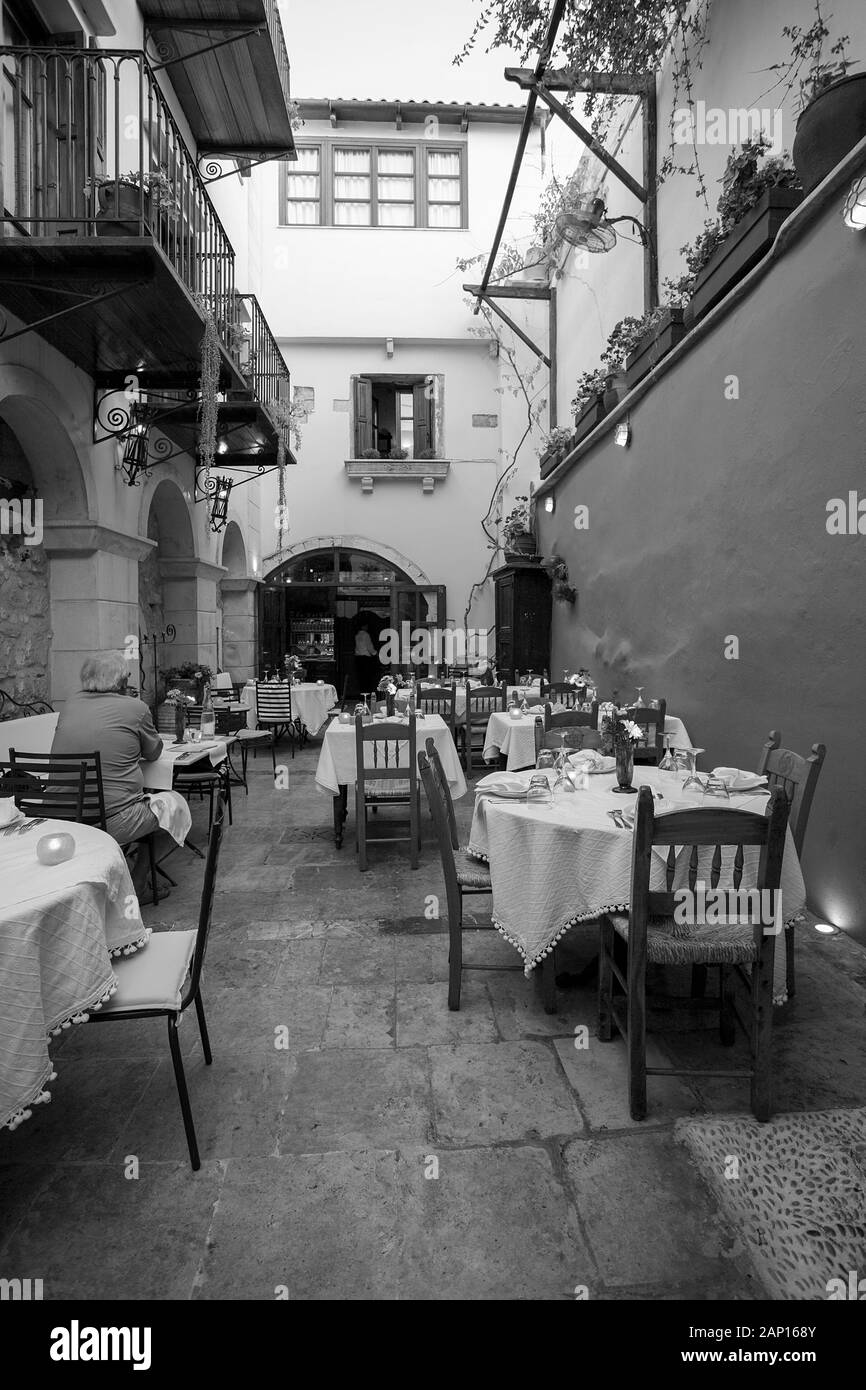 Capturé en monochrome ce délicieux restaurant Courtyard à Rethymnon, Crète. Banque D'Images