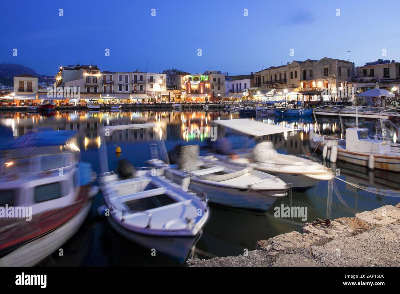 Un avis de début de soirée port vénitien de Rethymnon. Un endroit merveilleux pour les restaurants de fruits de mer et de l'architecture vénitienne. Banque D'Images