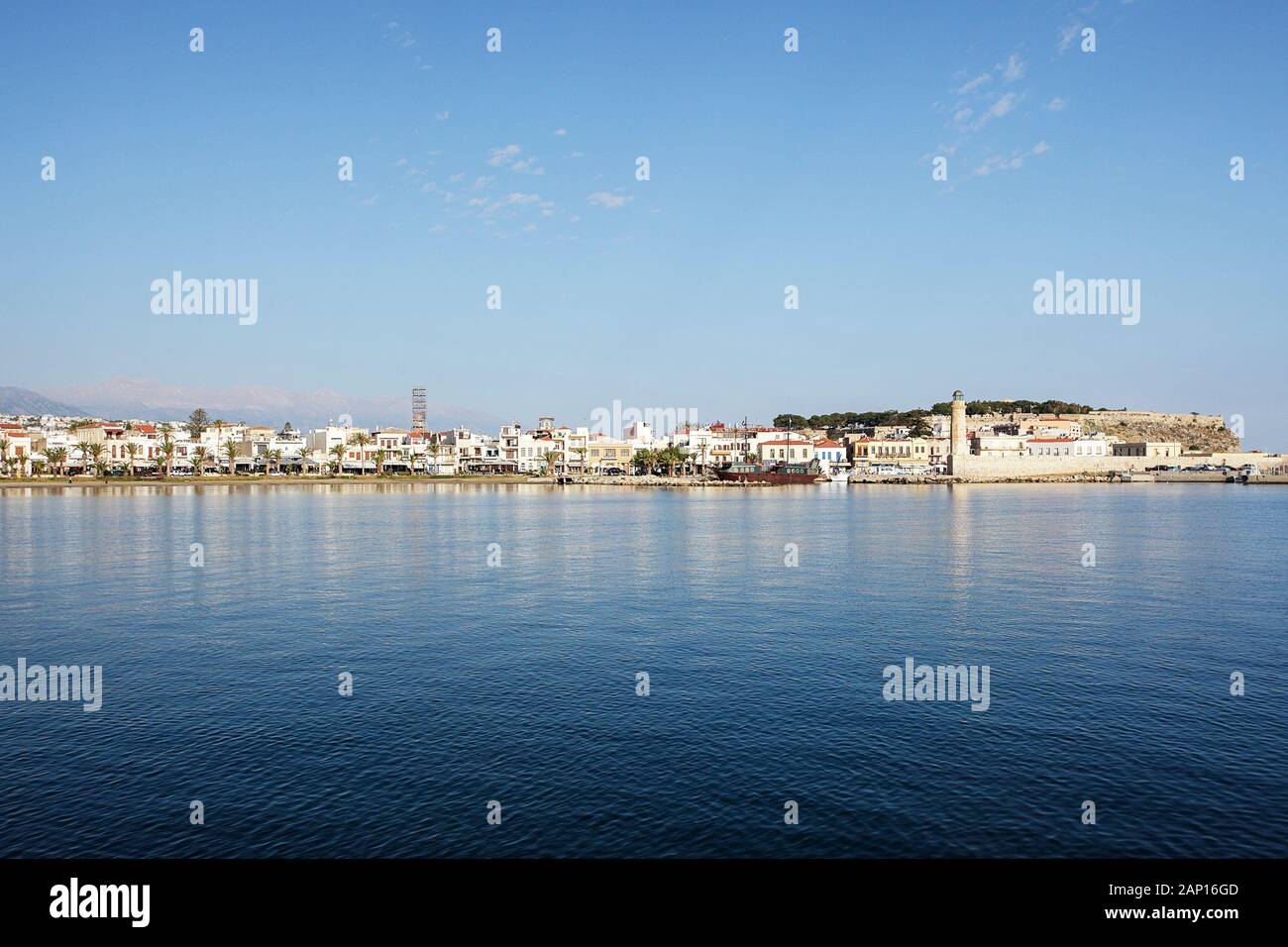 Une vue de la Marina de Rethymnon Fortezza dans la distance entre la mer de Rethymnon Marina. Banque D'Images