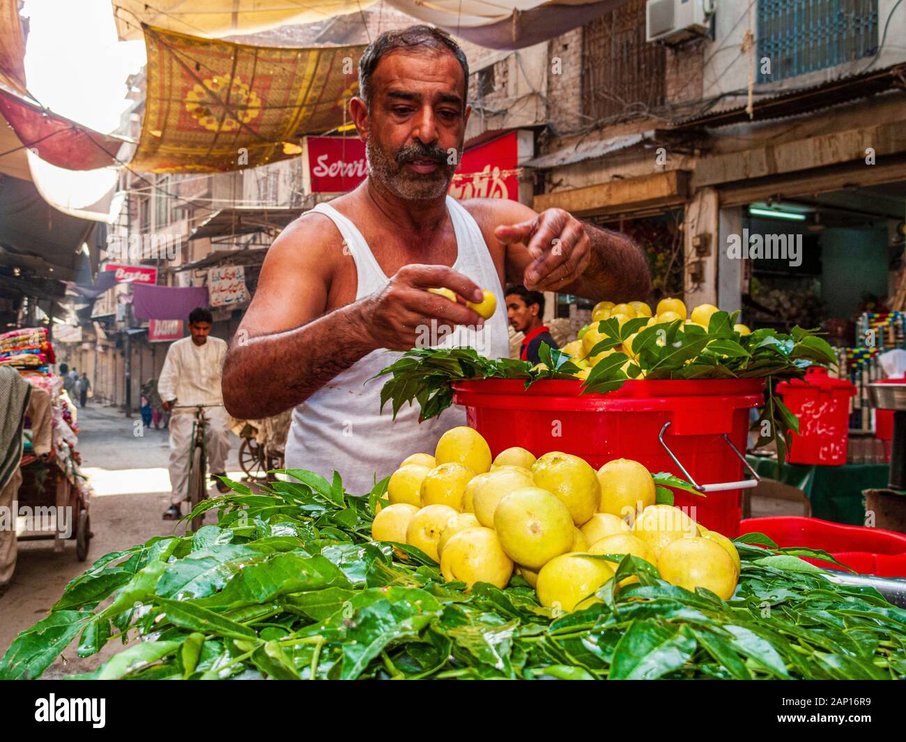 Vendeur vendant des citrons dans le bazar de rue Banque D'Images