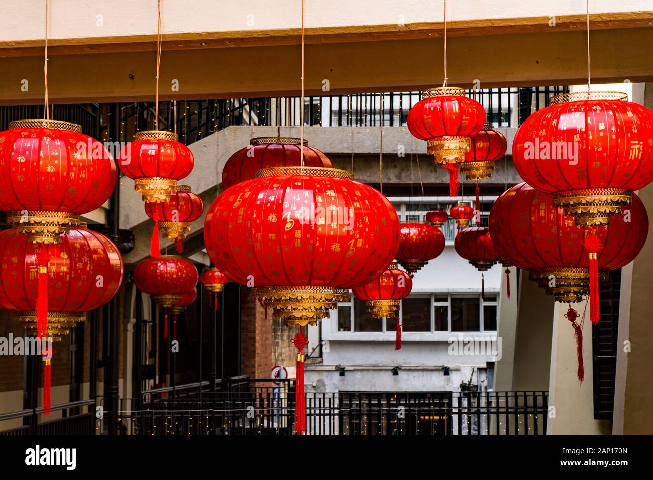 Hong Kong - 18 Janvier 2020 : Les Lanternes Rouges Chinoises Avec Des Bénédictions De Caractères Chinois Écrites Dessus Pendant Le Festival Du Nouvel An Chinois, Vue Sur Le Niveau Des Yeux Banque D'Images