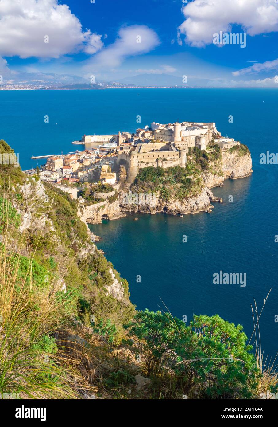 Gaeta (Italie) - La petite ville portuaire sur la mer, province de Latina, avec 'Montagna Spaccata' et 'la montagne cassée Grotta del Turco' cave Banque D'Images