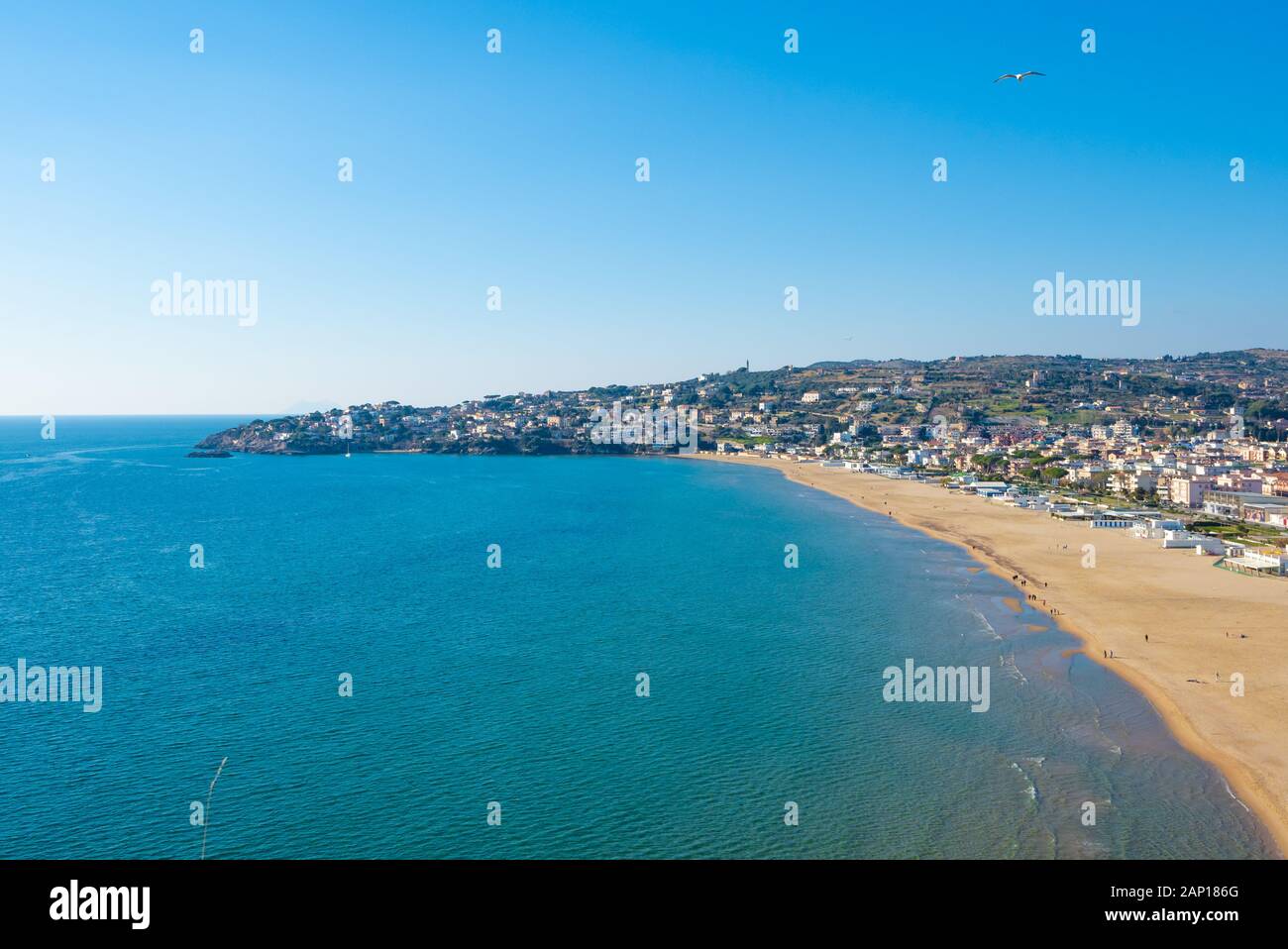 Gaeta (Italie) - La petite ville portuaire sur la mer, province de Latina, avec 'Montagna Spaccata' et 'la montagne cassée Grotta del Turco' cave Banque D'Images