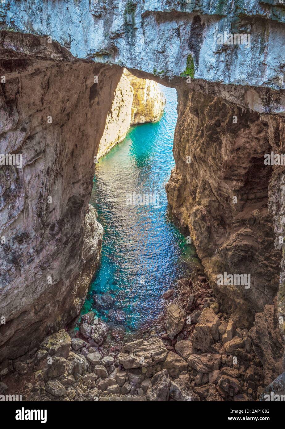 Gaeta (Italie) - La petite ville portuaire sur la mer, province de Latina, avec 'Montagna Spaccata' et 'la montagne cassée Grotta del Turco' cave Banque D'Images